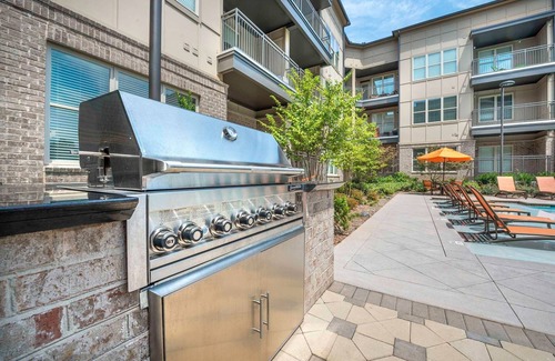 Roswell Apartment | Walk to Canton Street! One Bedroom w Pool, Wifi, TVs and balcony!