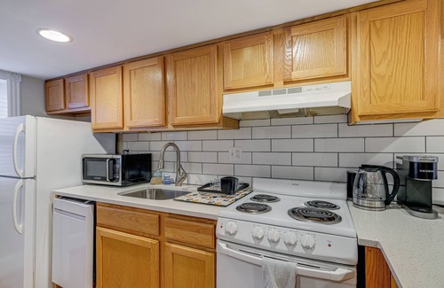Stanton Park Apartment | Walk to Capitol Building: Cozy DC Apartment