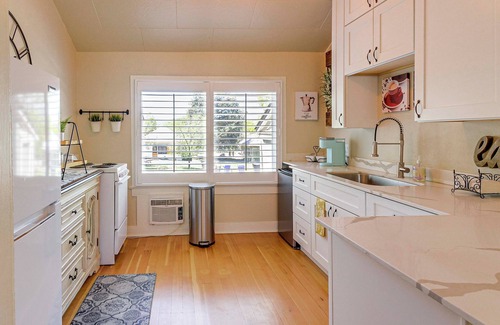 Prescott House | Walk to Courthouse Square: Quiet Home w/Porch