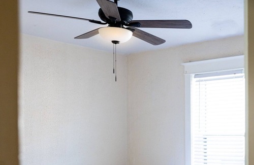 University City Apartment | Walk to Delmar Loop | Airy 2nd floor w King bed