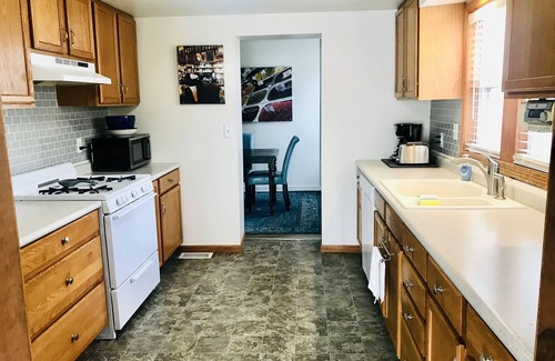 La Salle House | Walk to Downtown - 10 Mins to Starved Rock!