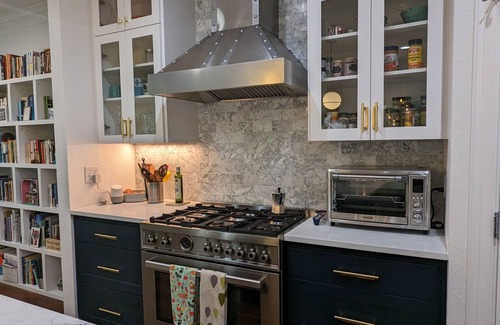 Old Enfield Condo | Walk to downtown Austin from an artistic two-story condo