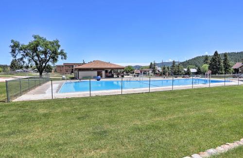 Custer House | Walk to Downtown Custer Retreat with Fire Pit!