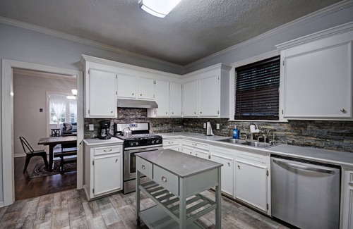Fondren House | Walk to Downtown Fondren | King Beds