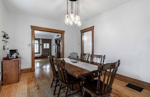Kent House | Walk to Downtown Kent - 3 BR House w/Patio & Yard