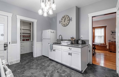 Kent House | Walk to Downtown Kent - 3 BR House w/Patio & Yard