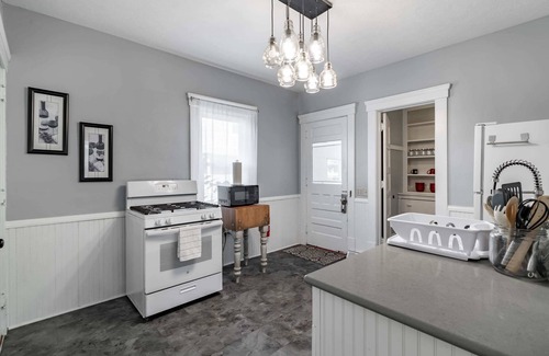 Kent House | Walk to Downtown Kent - 3 BR House w/Patio & Yard