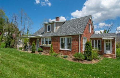 West Jefferson House | Walk to Downtown West Jefferson! Farmers Market, Breweries & MORE
