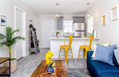 New Port Richey House | Walk to dwnt/7min to beach/king bed/Free parking