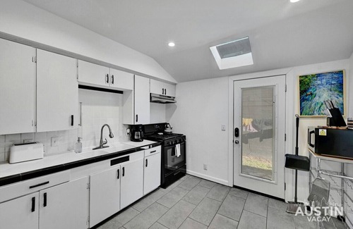 East Cesar Chavez House | Walk to East Austin’s Best│Free Parking│Gated Dog-Friendly Yard│Bungalow for 4