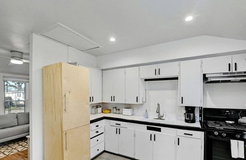 East Cesar Chavez House | Walk to East Austin’s Best│Free Parking│Gated Dog-Friendly Yard│Bungalow for 4