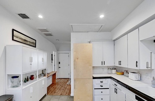 East Cesar Chavez House | Walk to East Austin’s Best│Free Parking│Gated Dog-Friendly Yard│Bungalow for 4