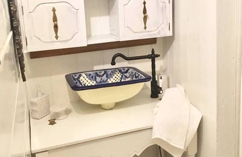Downtown Niagara Falls Bed & Breakfast | Walk to Everything - Servant Room
