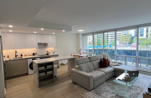North Toronto Apartment | Walk to everything! Bright and modern apartment in the city