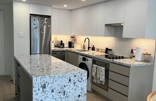 North Toronto Apartment | Walk to everything! Bright and modern apartment in the city