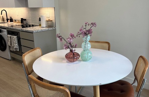 North Toronto Apartment | Walk to everything! Bright and modern apartment in the city