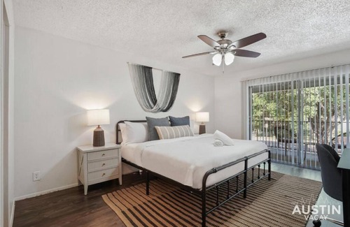 Hyde Park Apartment | Walk to Everything - Fun Hyde Park Space King Bed