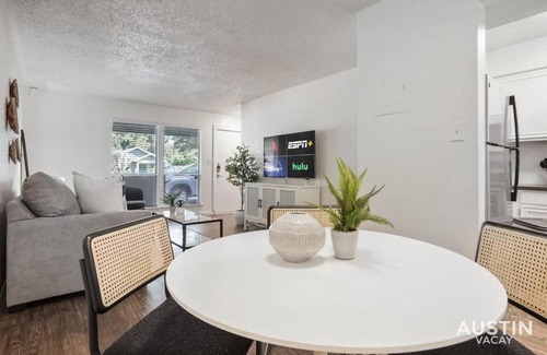 Hyde Park Apartment | Walk to Everything - Fun Hyde Park Space King Bed