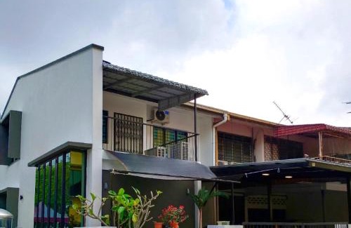 Simee House | Walk to Fatimah Hospital & your favorite food Desire Homestay Ipoh Garden
