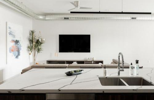 Jefferson Park House | Walk to Gameday - Jefferson Park Condo - Tesoro