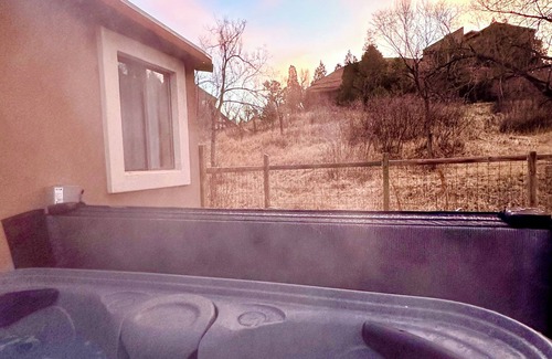 West Colorado Springs House | Walk to Garden of the Gods! Private backyard and hot tub