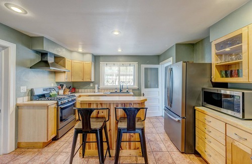 Sheridan House | Walk to historic downtown, cozy, pets welcome!
