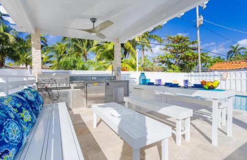 Hollywood Lakes Villa | WALK to Hollywood Beach Spectacular 5BR and 5BA Villa
