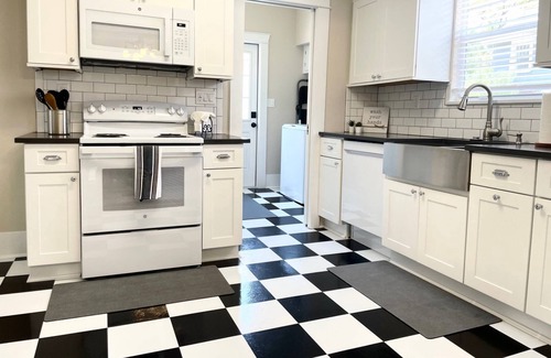 New Suburb Beautiful House | Walk to Hyde Park, Bayshore Blvd & SOHO Dining, Shopping & Nightlife! Stylish 3BR Tampa Retreat