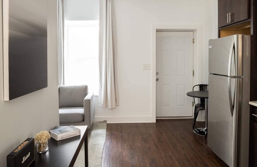 Pilsen Apartment | Walk to IMD, Eats, Bars | EZ Access + WD | Zencity