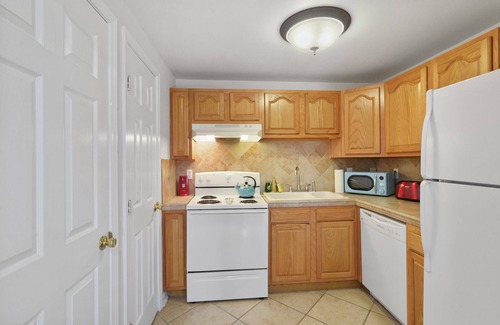 Seventh Ward House | Walk to Jazz Fest- 5 beds, Private Patio, Parking, Grill, King Suite w/TV