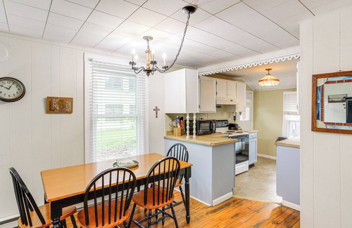 Lakeside Cottage | Walk to Lake: Historic Lakeside Marblehead Cottage