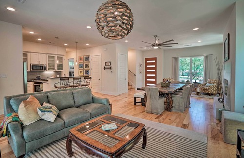 Lakeland Park House | Walk to Lake Austin: Spacious Getaway w/Patio