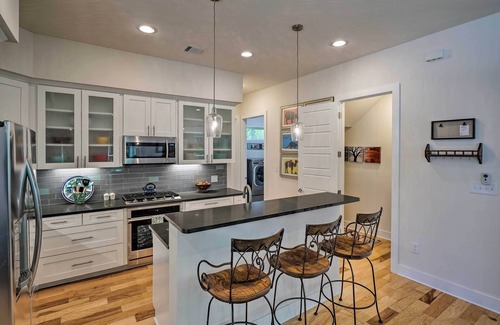 Lakeland Park House | Walk to Lake Austin: Spacious Getaway w/Patio