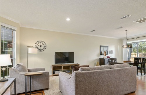 Grapevine House | Walk to Lake Grapevine! 30+ days stays & pet friendly