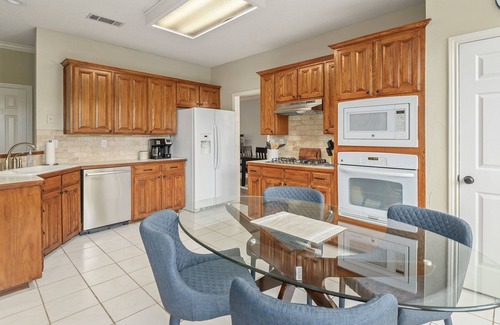 Grapevine House | Walk to Lake Grapevine! 30+ days stays & pet friendly