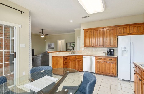 Grapevine House | Walk to Lake Grapevine! 30+ days stays & pet friendly
