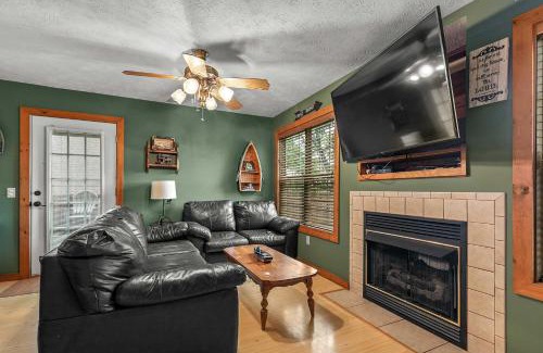 Lampe House | Walk to Lake Lampe Cabin with Fireplace and Deck!