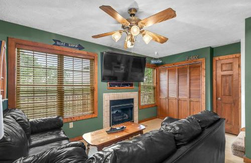 Lampe House | Walk to Lake Lampe Cabin with Fireplace and Deck!