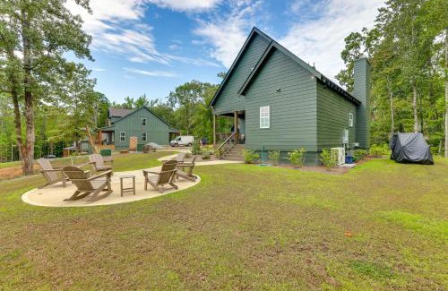 Tallassee House | Walk to Lake Martin Water-View Retreat with Deck!