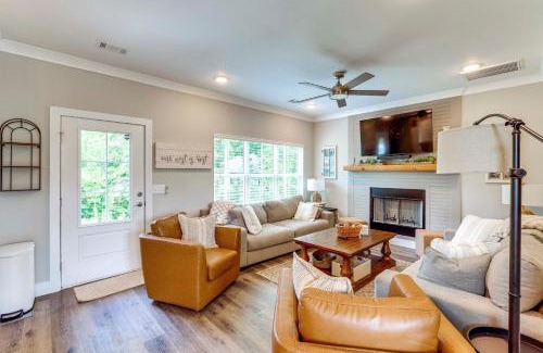 Tallassee House | Walk to Lake Martin Water-View Retreat with Deck!