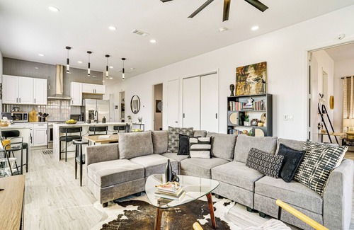 Granbury House | Walk to Lake: Modern Pet-Friendly Home in Granbury