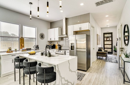 Granbury House | Walk to Lake: Modern Pet-Friendly Home in Granbury