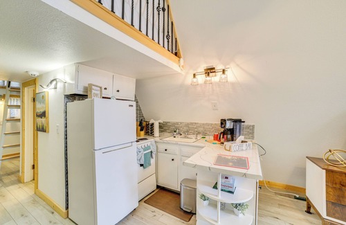 Rockaway Beach Apartment | Walk to Lake Taneycomo: Cabin w/Deck + Fire Pit!
