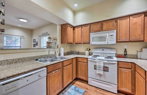Afton House | Walk to Lake: Townhome w/Hot Tub in Afton!