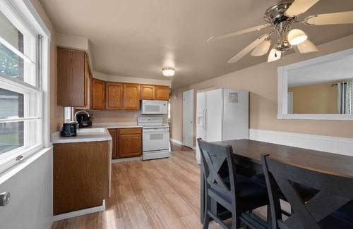 Ashwaubenon House | Walk to Lambeau Field, Resch Center and Titletown District!