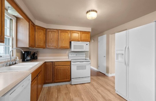 Ashwaubenon House | Walk to Lambeau Field, Resch Center and Titletown District!