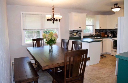 Ashwaubenon House | Walk to Lambeau Field, Resch Center and Titletown District!
