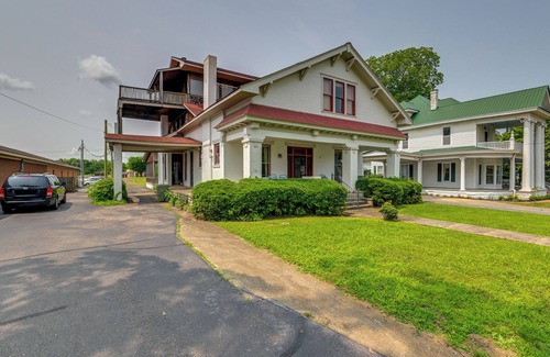 Lawrenceburg House | Walk to Lawrenceburg Square: Home for Large Groups