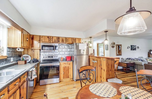 Fort Payne Cabin | Walk to Little River Falls: Lakefront Cabin