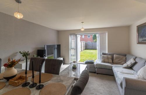 Speke House | Walk to Liverpool Airport - Luxury Stay with EV Charge - Fast WiFi